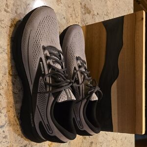 NWOT  Brooks Men's Athletic Gray and Black Shoes. Never Worn.